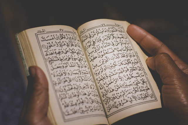 Ilustrasi teks bahasa Arab. Foto: Pixabay