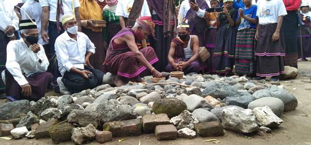 Seremonial adat Buka Badu atau Muro oleh tetua adat di Desa Dulitukan, Kecamatan Ile Ape, Lembata. Foto : T. Aloysius Bestol