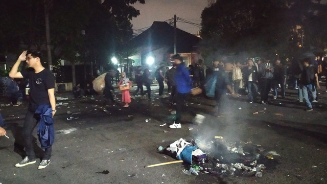 Suasana di depan Gedung DPRD Jabar, mahasiswa membubarkan diri usai ditemui anggota dewan, Kamis (14/4/2022). Foto: Rachmadi Rasyad/kumparan