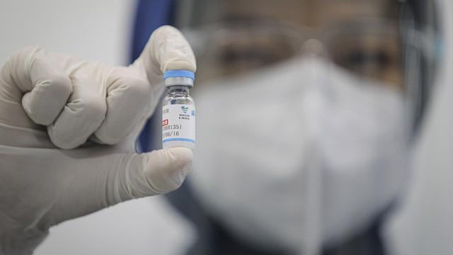 Ilustrasi vaksinasi booster dengan vaksin Sinopharm. Foto: Dhemas Reviyanto/ANTARA FOTO