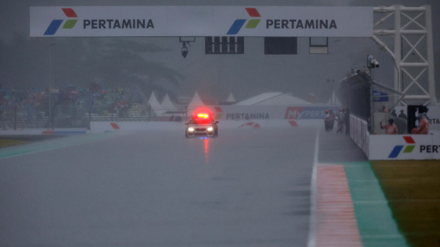 Safety car di lintasan saat hujan di Sirkuit Mandalika, Kuta, Lombok, Indonesia, Minggu (20/3/2022). Foto: Willy Kurniawan/Reuters