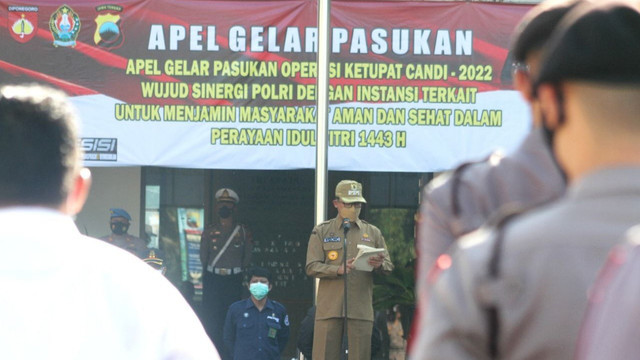 Wakil Bupati Heri Ibnu Wibowo memimpin Apel Gelar Pasukan Operasi Ketupat Candi 2022 di halaman Mapolres Temanggung, Jumat (22/4/2022). Foto: ari/Tugu Jogja