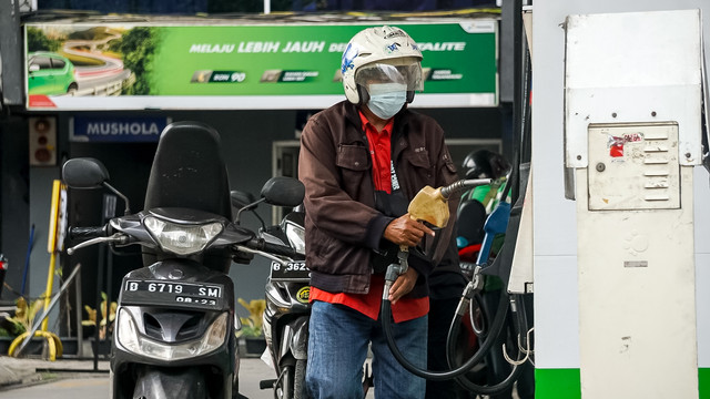 Pengendara sepeda motor mengantre membeli bahan bakar Pertalite di SPBU kawasan Kuningan, Jakarta, Rabu (30/3).
 Foto: Iqbal Firdaus/kumparan