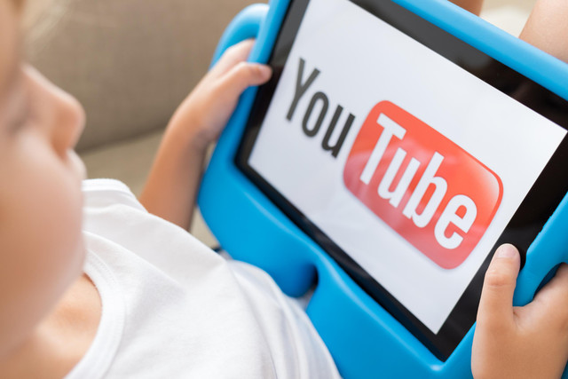 Anak nonton youtube. Foto: Thais Ceneviva/shutterstock