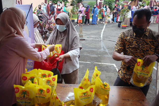 Warga mengantre membeli minyak goreng saat berlangsungnya operasi pasar minyak goreng di Mapolsek Pesanggrahan, Bintaro, Jakarta Selatan, Jumat (4/3/2022). Foto: Muhammad Iqbal/ANTARA FOTO