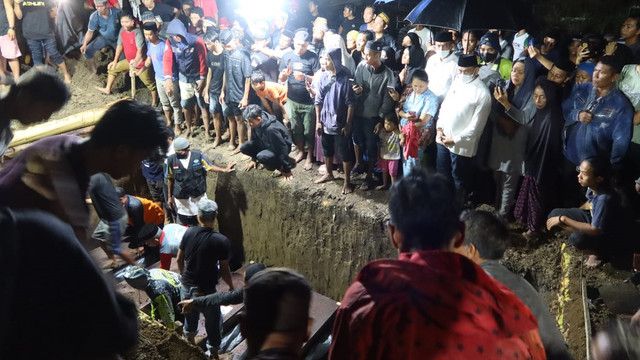 Pelepasan jenazah korban kebakaran ruko di Samarinda yang dimakamkan di kampung halamannya di Wajo, Sulsel. Foto: Dok. Pemkab Wajo