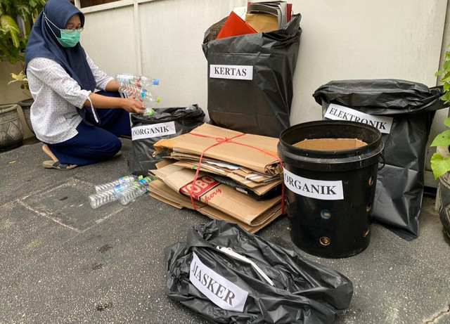Memilah sendiri sampah dari rumah, menjadi salah satu cara efektif menyelesaikan masalah sampah. Foto-foto: Istimewa