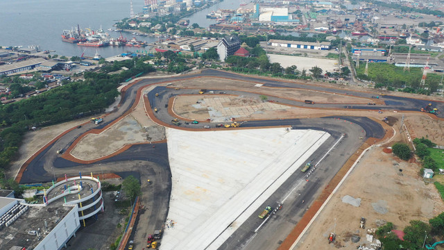 Foto udara progres pembangunan Sirkuit Jakarta International E-Prix Circuit (JIEC) di kawasan Taman Impian Jaya Ancol, Jakarta, Rabu (30/3/2022). Foto: M Risyal Hidayat/Antara Foto 