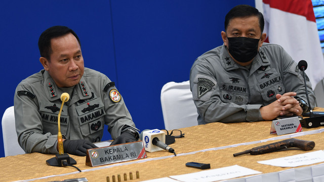 Kepala Badan Keamanan Laut (Bakamla) RI Laksdya TNI Aan Kurnia (kiri) didampingi Sekretaris Utama Bakamla RI Laksda TNI S. Irawan menyampaikan paparan dalam konferensi pers terkait pengungkapan penyelundupan senjata api di Markas Besar Bakamla, Jakar Foto: Aditya Pradana Putra/ANTARA FOTO