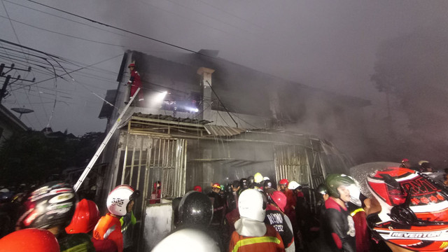 Ruko penjual bensin eceran di Kota Samarinda, Kalimantan Timur, terbakar usai tertabrak mobil, Minggu (17/4). Foto: Dok. Istimewa