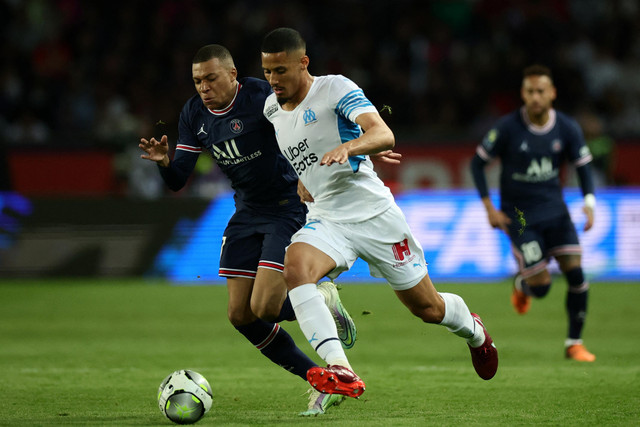 Pemain Paris Saint-Germain (PSG) Kylian Mbappe berebut bola dengan pemain Marseille pada pertandingan lanjutan Liga Prancis di Parc des Princes, Paris, Prancis. Foto: Sarah Meyssonnier/REUTERS