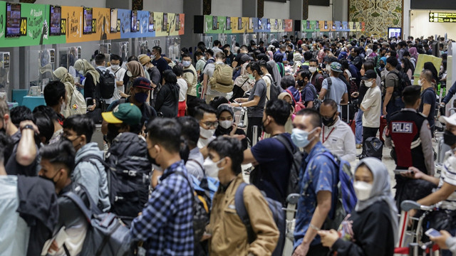 Sejumlah calon penumpang pesawat antre di loket lapor diri Terminal 2 keberangkatan domestik Bandara Soekarno Hatta, Tangerang, Banten, Sabtu (30/4/2022). Foto: Fauzan/ANTARA FOTO