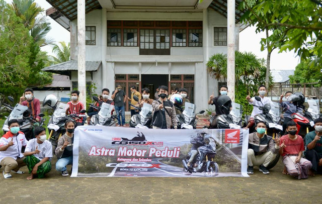 Peserta touring CB150X Explore Kapuas mengunjungi panti asuhan di Ketapang. Foto: Dok. Astra Motor Kalbar