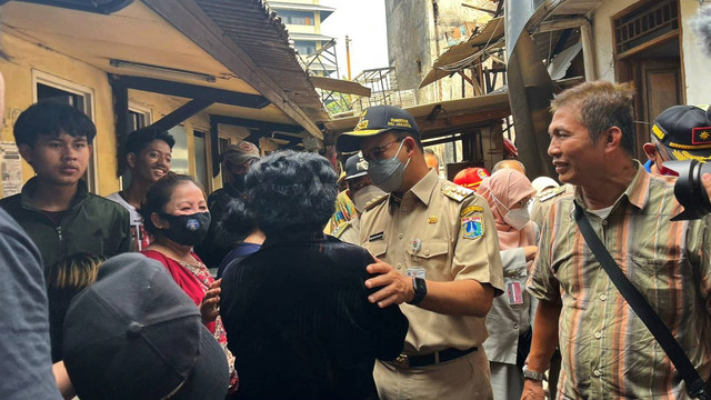 Gubernur DKI Jakarta Anies Baswedan meninjau Pasar Gembrong, Jakarta Timur, Senin (25/4). Foto: Haya Syahira/kumparan