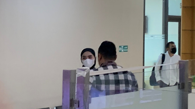 Istri Doni Salmanan, Dinan Nurfajrina kembali datangi Bareskrim Polri, Selasa (22/3/2022). Foto: Nugroho GN/kumparan