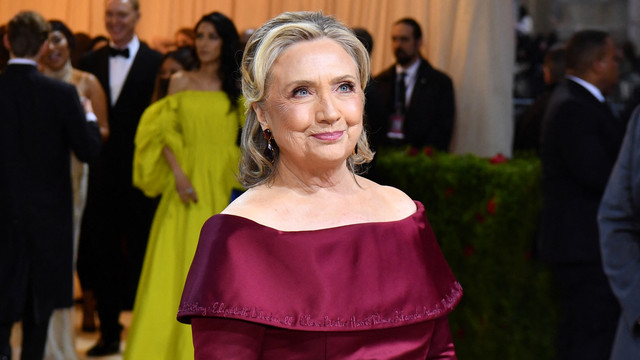 Mantan Menteri Luar Negeri AS Hillary Clinton tiba untuk Met Gala 2022 di Museum Seni Metropolitan di New York, AS, pada Senin (2/5/2022). Foto: Angela Weiss/AFP