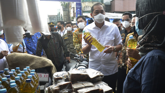 Menteri Perdagangan Muhammad Lutfi (keempat kanan) berbincang dengan pedagang saat sidak di Pasar Terong, Makassar, Sulawesi Selatan, Kamis (17/2/2022). Foto: ANTARA FOTO/Abriawan Abhe