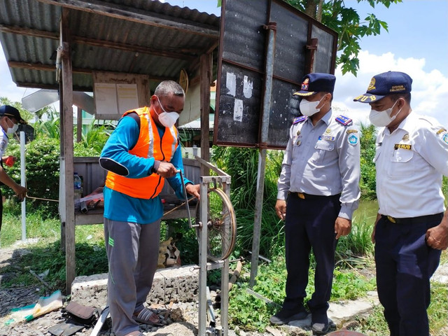 Palang Pintu KA di Lamongan Ini Pakai Akal-akalan Barang Bekas