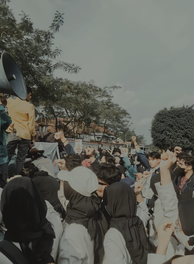 Photo By Novika Andani (suasana aksi demo di depan gedung DPRD Banyumas, 8/4/2022)