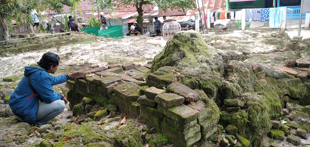 Pegiat kebudayaan melihat situs Candi Solok Sipin yang di sekitarnya terdapat warga dan beberapa ekor ayam jago. (Foto: M Sobar Alfahri/Jambikita)