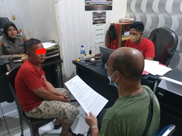 Pelaku Sulaiman saat diamankan petugas kepolisian. (ist)