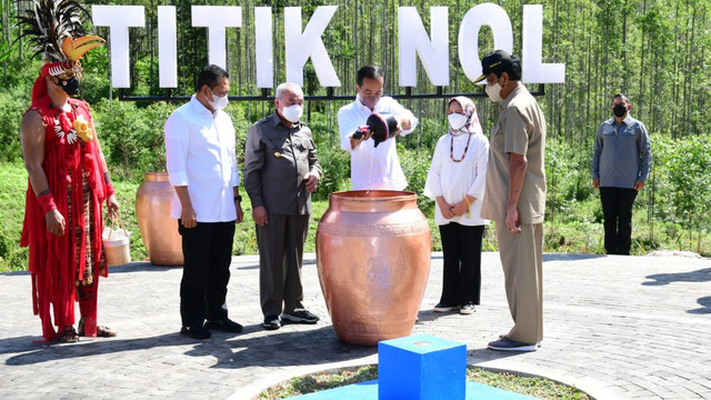 Gubernur DIY Sri Sultan Hamengku Buwono X mengikuti ritual Kendi Nusantara di titik nol Ibu Kota Negara (IKN) Nusantara di Kecamatan Sepaku, Penajam Paser Utara, Kalimantan Timur, Senin (14/3/2022). Foto: Humas Pemda DIY