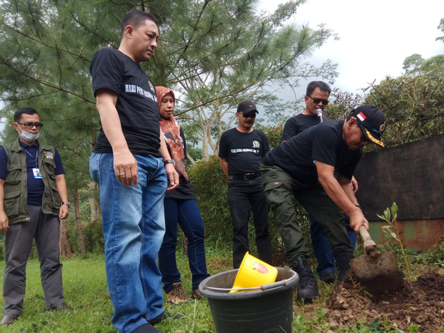 Pimpinan DPRD Kabupaten Kuningan, Jawa Barat, saat melakukan penanaman pohon di kawasan wisata Desa Cibuntu. (Andri)