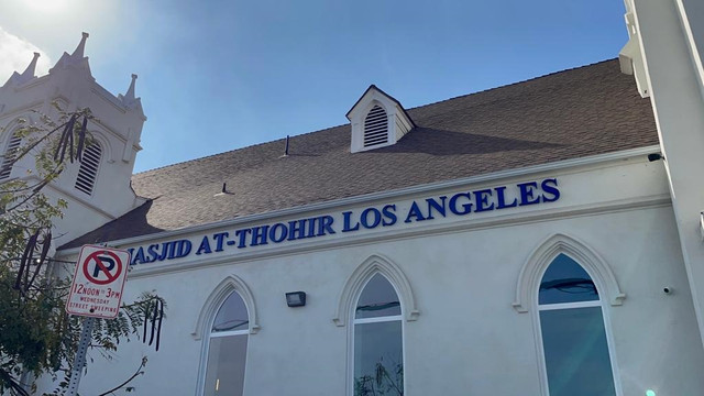 Masjid At-Thohir di Los Angeles, Amerika Serikat, yang baru diresmikan Minggu (27/3/2022). Foto: Arifin Asydhad/kumparan