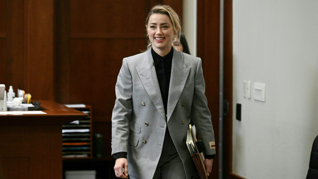 Aktris AS Amber Heard menghadiri persidangan pencemaran nama baik Depp vs Heard senilai $50 juta di Pengadilan Sirkuit Fairfax County di Fairfax, Virginia, pada 12 April 2022. Foto:  BRENDAN SMIALOWSKI/POOL/AFP