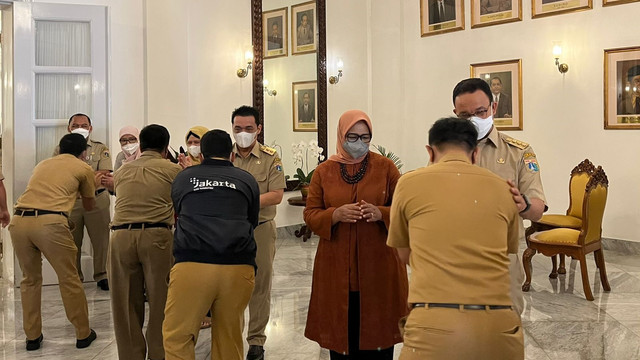 ASN Pemprov DKI Jakarta mengantre untuk halal bi halal bersama Gubernur Anies Baswedan di Pendopo Balai Kota DKI Jakarta, Senin (9/5/2022). Foto: Haya Syahira/kumparan
