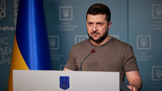 Presiden Ukraina Volodymyr Zelensky berbicara kepada rakyat Ukraina, saat serangan Rusia terhadap Ukraina berlanjut, di Kyiv, Ukraina, Selasa (29/3/2022). Foto: Layanan Pers/Handout Kepresidenan Ukraina via REUTERS