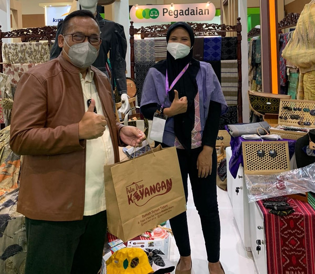 Pose bersama Bapak Dwi Tugas Waluyanto, mantan Kepala Kantor Perwakilan Bank Indonesia Provinsi Maluku Utara dengan UMKM Puta Dino dalam kegiatan di Jakarta. Foto: Istimewa