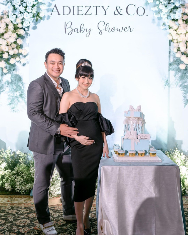 Senyum bahagia Gilang Dirga dan Adiezty Fersa saat pamerkan baby bump. Foto: Instagram/@gilangdirga