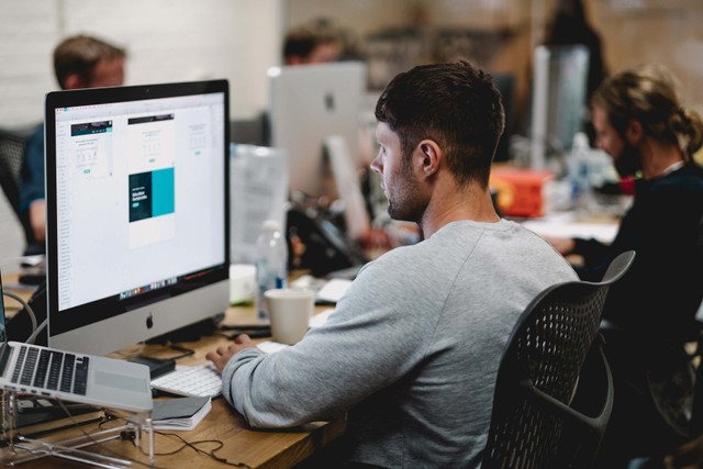Ilustrasi cara mengelompokkan data di Excel. Foto: Studio Republic/Unsplash