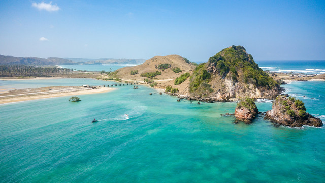 Pantai Seger dan Pantai Kuta di Lombok, Nusa Tenggara Barat. Foto: Anom Harya/Shutterstock