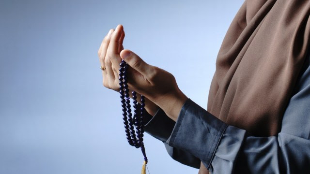 Ilustrasi membaca selawat tarhim. Foto: Shutterstock