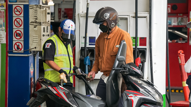Pengendara sepeda motor mengantre membeli bahan bakar Pertalite di SPBU kawasan Kuningan, Jakarta, Rabu (30/3). Foto: Iqbal Firdaus/kumparan