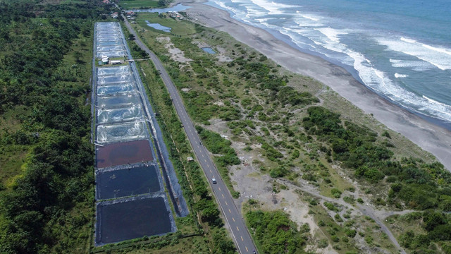 Foto udara Jalan Pantai Selatan (Pansela) di Kecamatan Ciandum, Kabupaten Cianjur, Jawa Barat, Rabu (27/4/2022). Foto: Adeng Bustomi/ANTARA FOTO