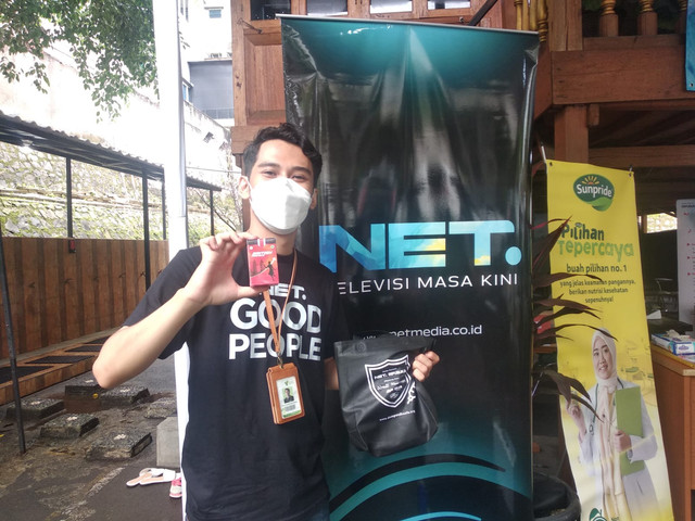 Salah satu pengunjung vaksin mendapatkan vitamin dan sejumlah paket buah, makanan ringan hingga asupan vitamin sebagai dukungan masyarakat untuk menikmati fasilitas vaksin booster di Gedung Filantropi Dompet Dhuafa, Pasar Minggu, Jakarta Selatan (Selasa, 01/03)