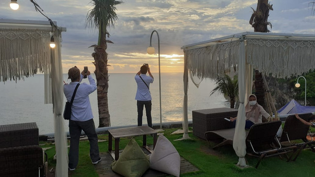 Suasana bukber sambil menikmati sunset di tepi laut di Gunungkidul. Foto: erfanto/Tugu Jogja