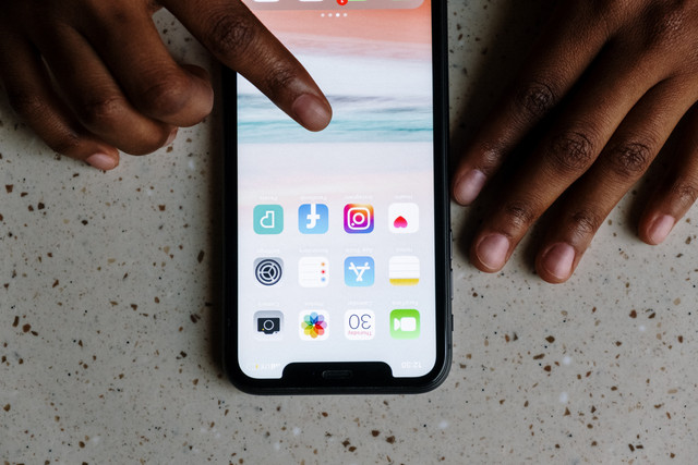Cara Screenshot Panjang di iPhone. Foto: cottonbro/Pexels