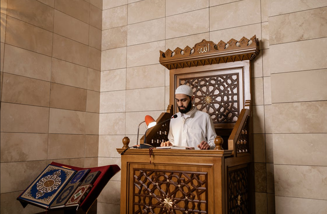 Ilustrasi seseorang berceramah tentang keutaman malam lailatul qadar. Foto: pexels.com/a-darmel