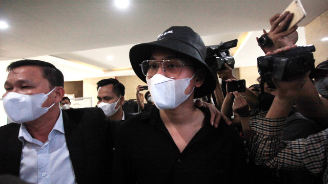 Saksi terlapor kasus aplikasi Binomo Indra Kesuma atau Indra Kenz berjalan untuk menjalani pemeriksaan di Gedung Bareskrim Polri, Jakarta, Kamis (24/2/2022). Foto: Reno Esnir/ANTARA FOTO