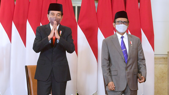 Presiden Joko Widodo bersama Mahfud MD dalam penyampaian Laporan Tahunan Komisi Yudisial Tahun 2021 di Istana Negara, Jakarta (9/3). Foto: Muchlis Jr/Biro Pers Sekretariat Presiden