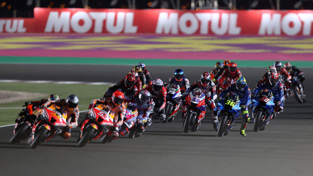 Pembalap bersaing saat Moto GP Grand Prix Qatar di Sirkuit Internasional Lusail, di kota Lusail, Minggu (6/3/2022). Foto: Karim Jaafar/AFP