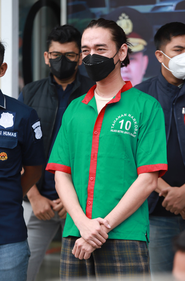 Tersangka Muhammad Fauzan Lubis saat dihadirkan di rilis terkait penyalahgunaan narkotika di Polres Jakarta Barat, Jumat, (18/3/2022). Foto: Agus Apriyanto