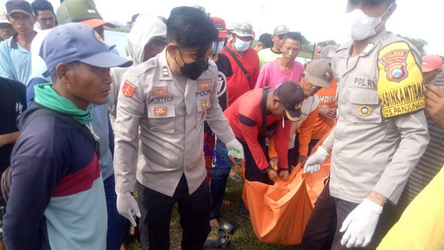 Petugas saat mengevakuasi mayat M Ahsonus Syibyan, warga Desa Wadang, Kecamatan Ngasem, yang meninggal dunia tenggelam di Waduk Sidokumpul, Desa Leran, Kecamatan Kalitidu, Bojonegoro. Minggu (06/03/2022) (foto: dok istimewa)