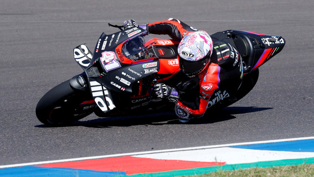 Pebalap Aprilia Racing Aleix Espargaro saat balapan Grand Prix Argentina di sirkuit Autodromo Internacional, Termas de Rio Hondo, Argentina. Foto: Agustin Marcarian/REUTERS