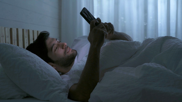 Ilustrasi Leo sedang scrolling media sosial sebelum tidur. Foto: Shutterstock