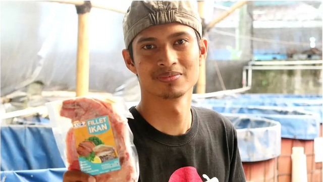 Puji Hatmoko memegang produk ikan olahan dari Kang Puj Farm. Foto: instagram @pujihatmoko
